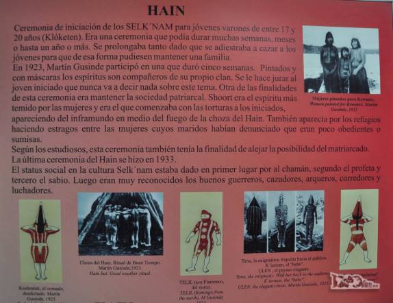 Painel informativo sobre os antigos habitantes de Terra do Fogo, em museu no P.N da Tierra del Fuego, em Ushuaia, no sul da Argentina